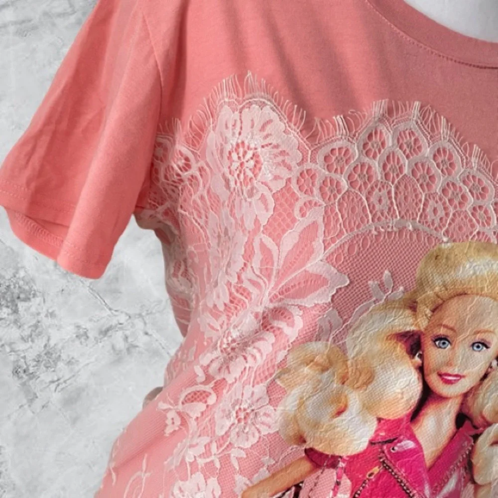 ɴᴡᴛ ᴍᴏꜱᴄʜɪɴᴏ ʙᴀʀʙɪᴇ ɢʀᴀᴘʜɪᴄ ᴛ-ꜱʜɪʀᴛ ᴅʀᴇꜱꜱ - Picture 6 of 11